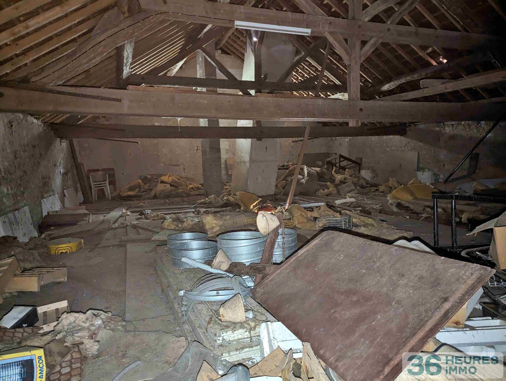 EN EXCLUSIVITE ANCIEN HOTEL RESTAURANT A REHABILITER AU PIED DES ROCHERS DU SAUSSOIS