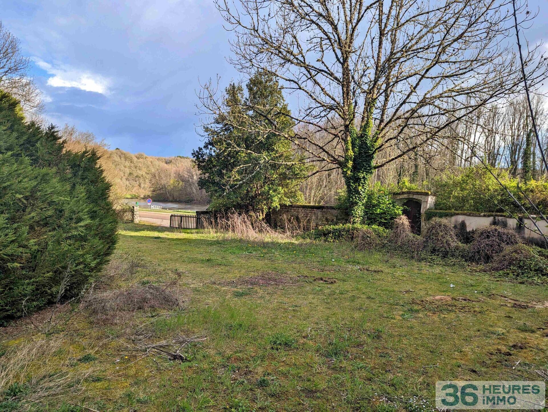 EN EXCLUSIVITE ANCIEN HOTEL RESTAURANT A REHABILITER AU PIED DES ROCHERS DU SAUSSOIS