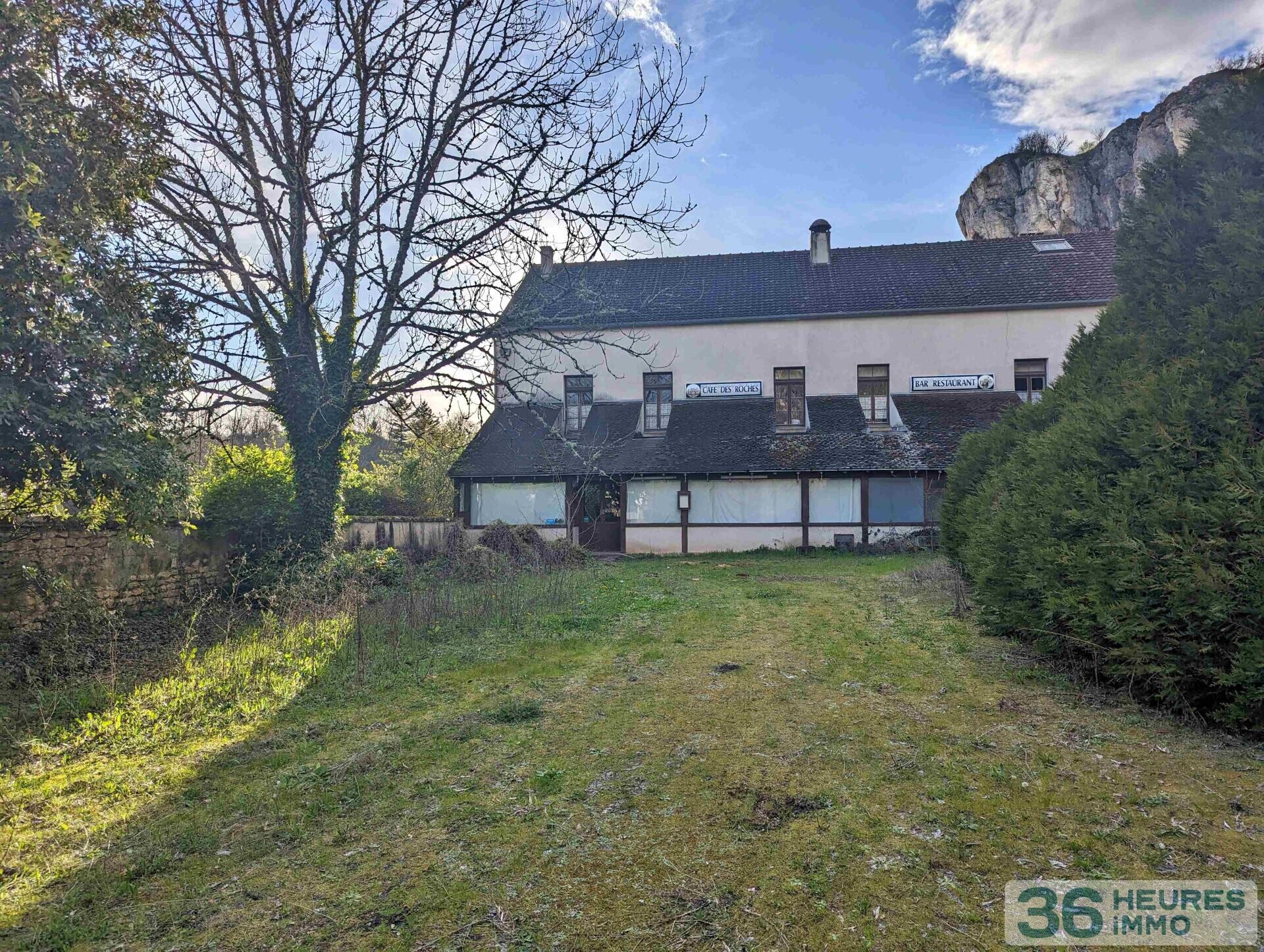 EN EXCLUSIVITE ANCIEN HOTEL RESTAURANT A REHABILITER AU PIED DES ROCHERS DU SAUSSOIS
