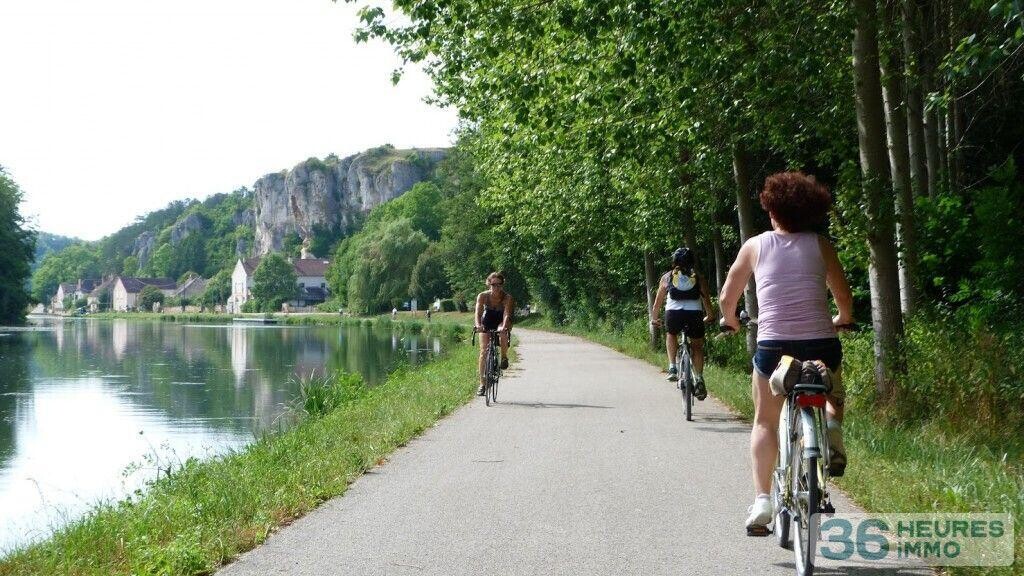 EN EXCLUSIVITE ANCIEN HOTEL RESTAURANT A REHABILITER AU PIED DES ROCHERS DU SAUSSOIS