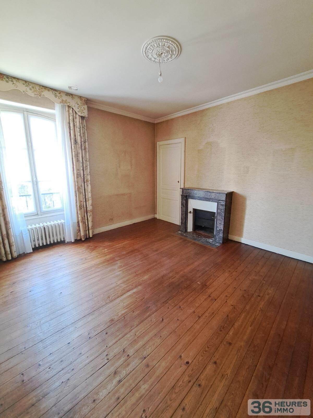 CROIX DE PIERRE - MANCELLE AVEC GRAND GARAGE 