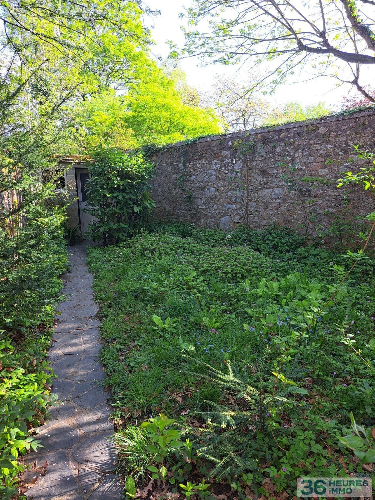 CROIX DE PIERRE - MANCELLE AVEC GRAND GARAGE 