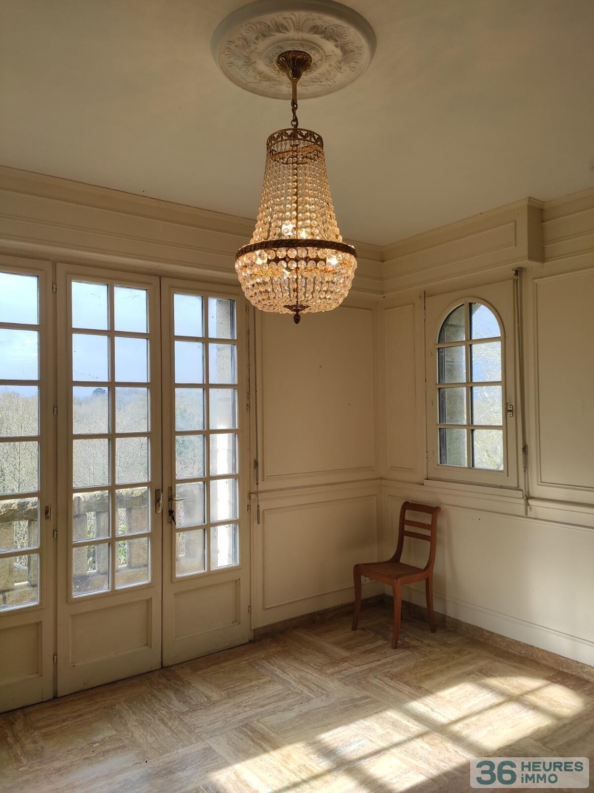 Grande villa au coeur d'un parc boisé