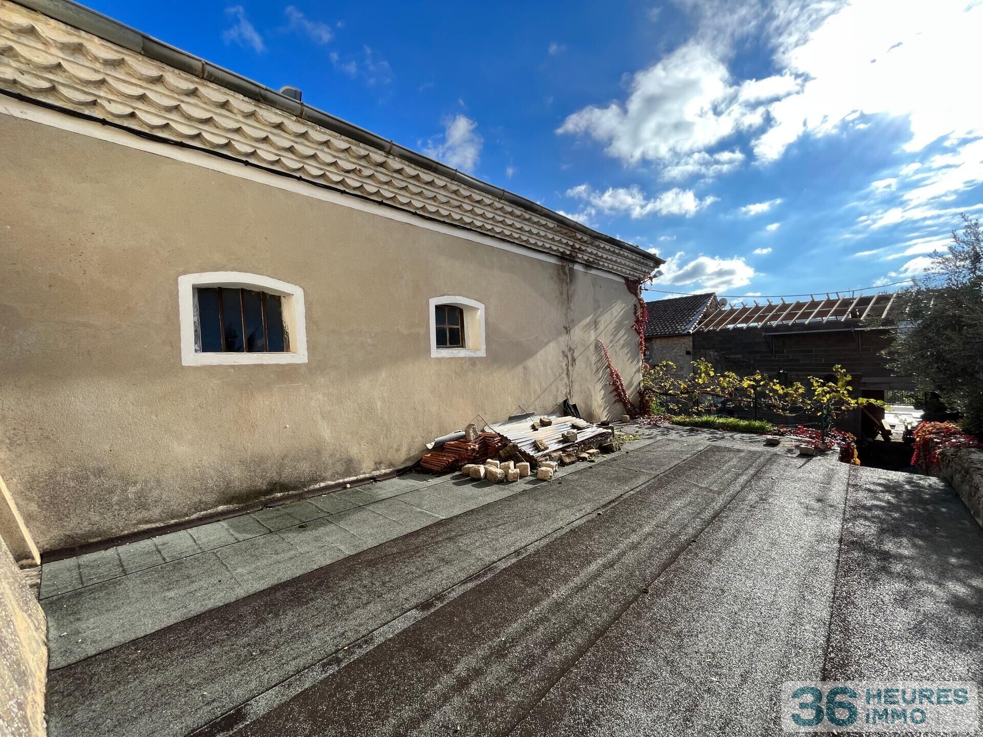 MAISON DE VILLAGE 6 PIÈCES D'ENVIRON 150 M² AVEC TERRASSE