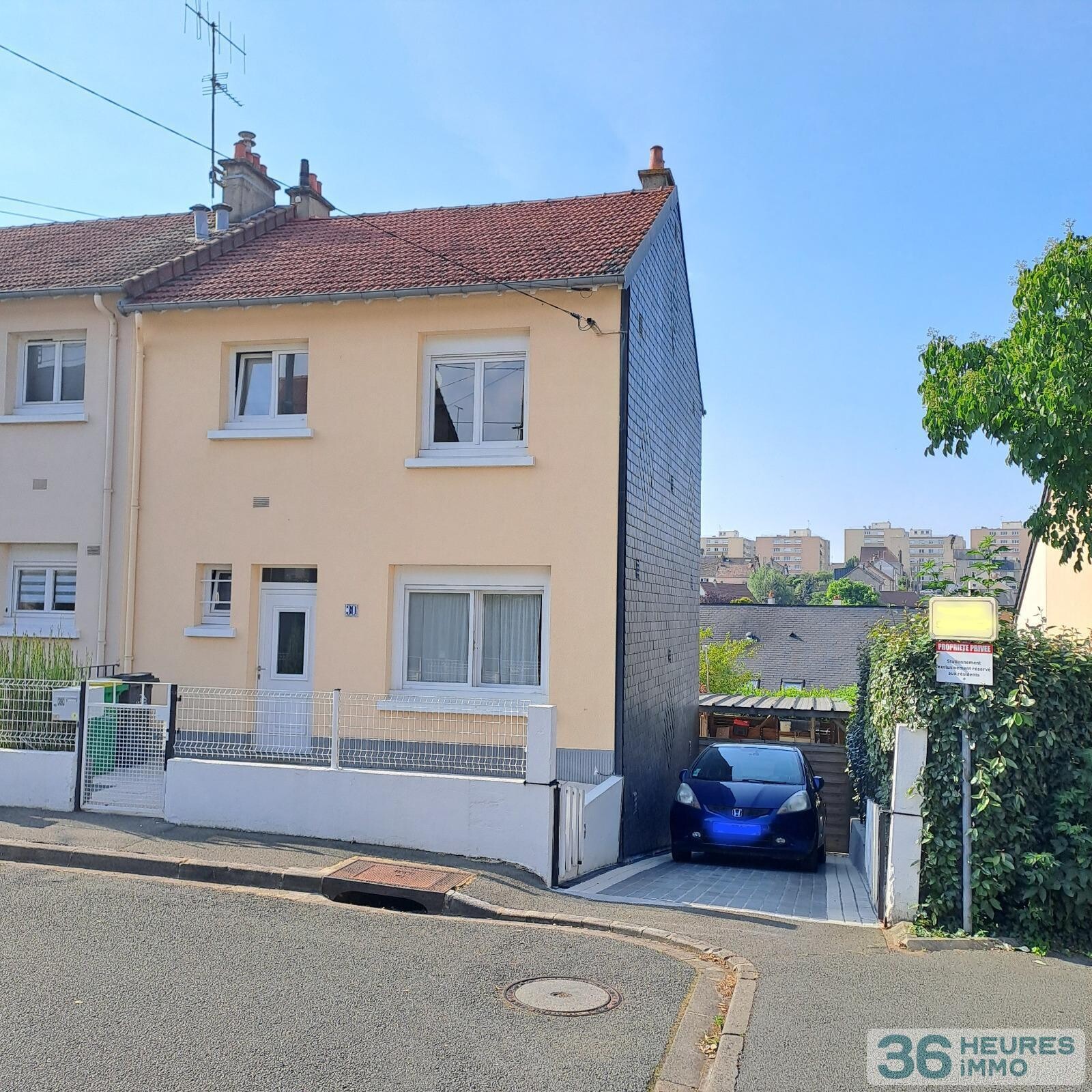 QUARTIER PREMARTINE - RUE CALME - SEMI MITOYENNE - 3 CHAMBRES - JARDIN ET GARAGE 