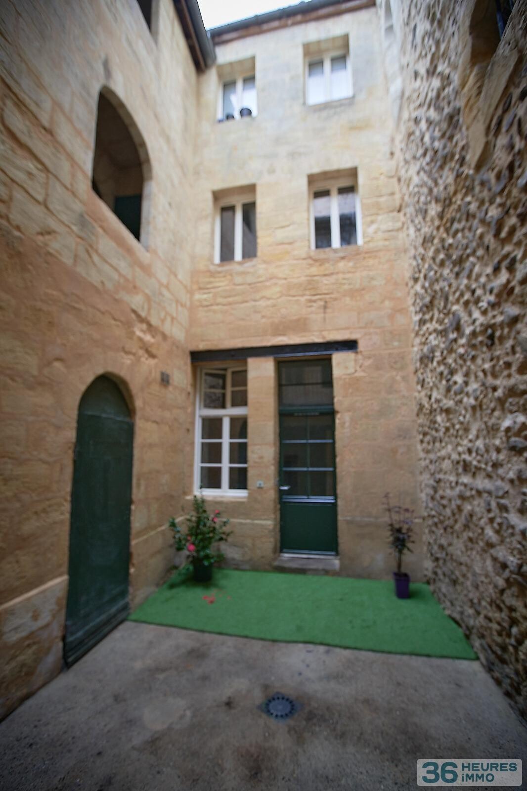 IMMEUBLE 5 APPARTEMENTS + 1 GARAGE+ CAVES 