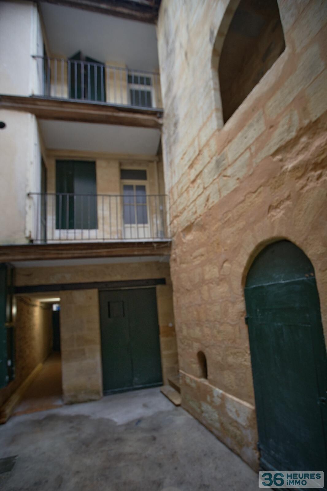 IMMEUBLE 5 APPARTEMENTS + 1 GARAGE+ CAVES 