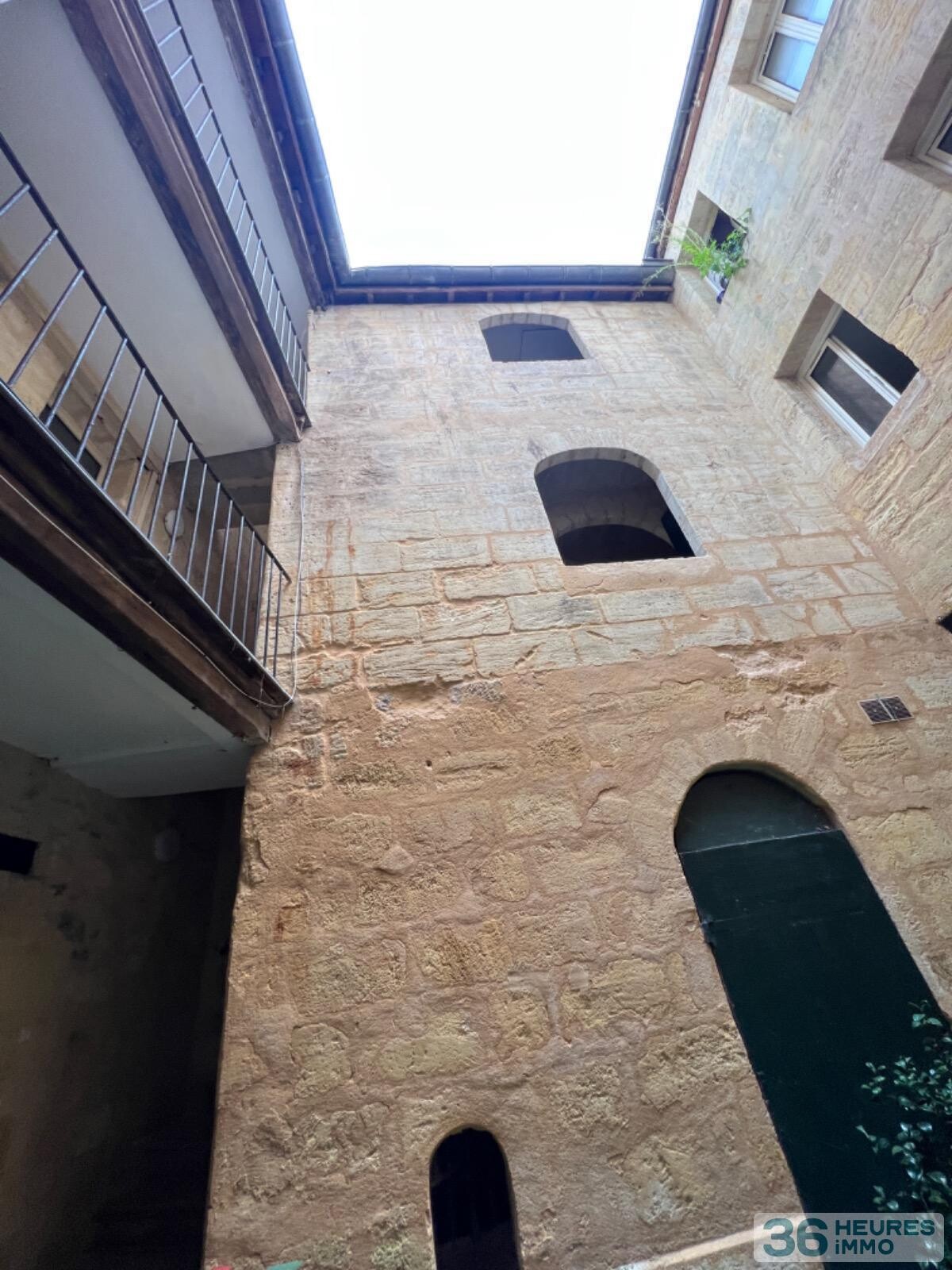 IMMEUBLE 5 APPARTEMENTS + 1 GARAGE+ CAVES 