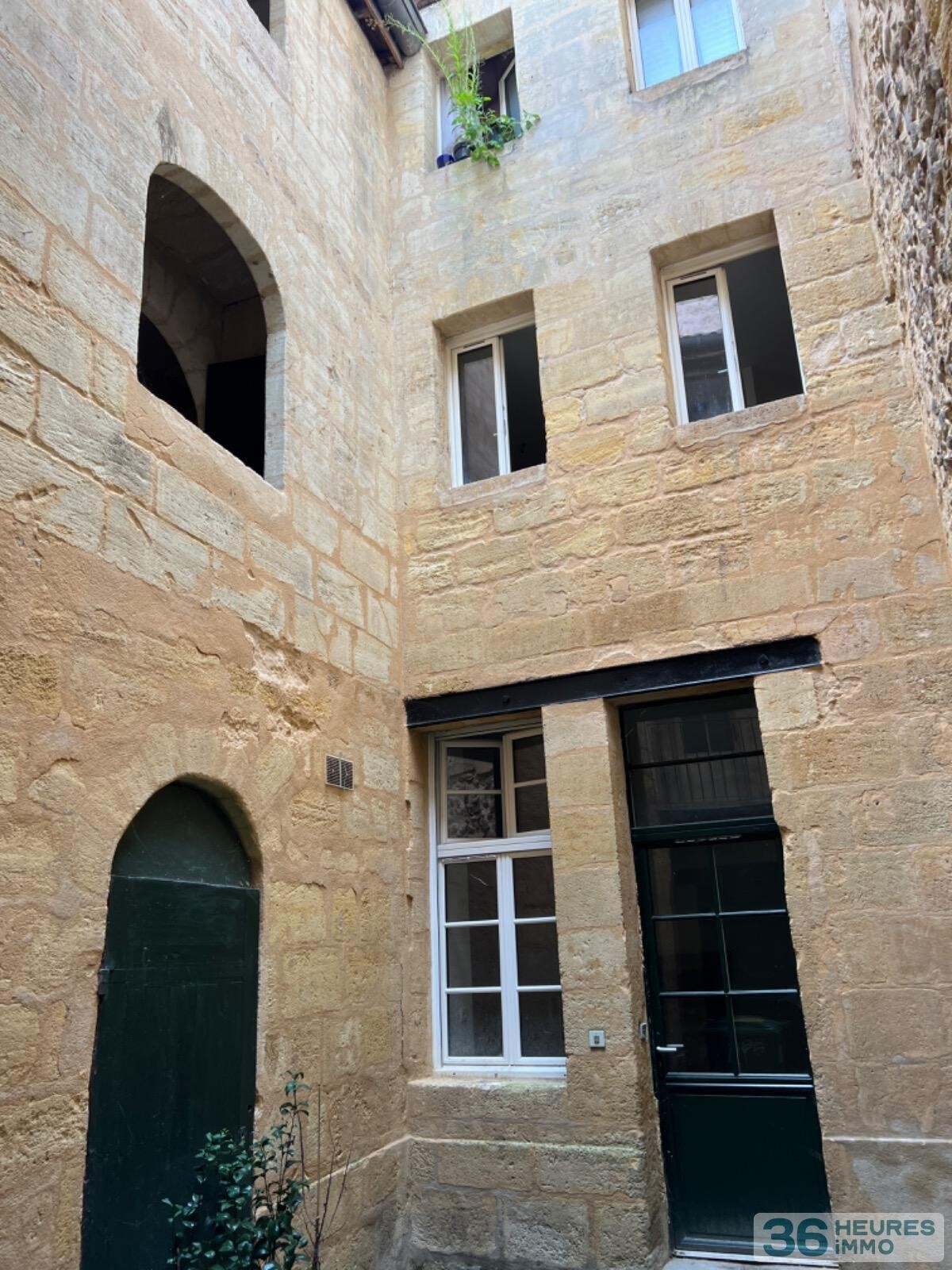 IMMEUBLE 5 APPARTEMENTS + 1 GARAGE+ CAVES 