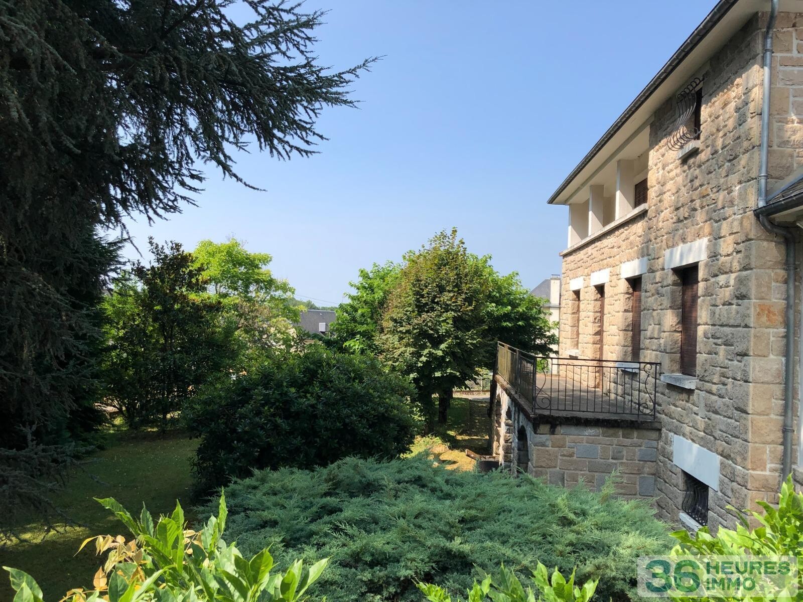 Ensemble immobilier rare et de caractère avec trois bâtiments indépendants sur parc de 4445 m². Idéal projet résidentiel et / ou professionnel et/ou destiné à des investisseurs.