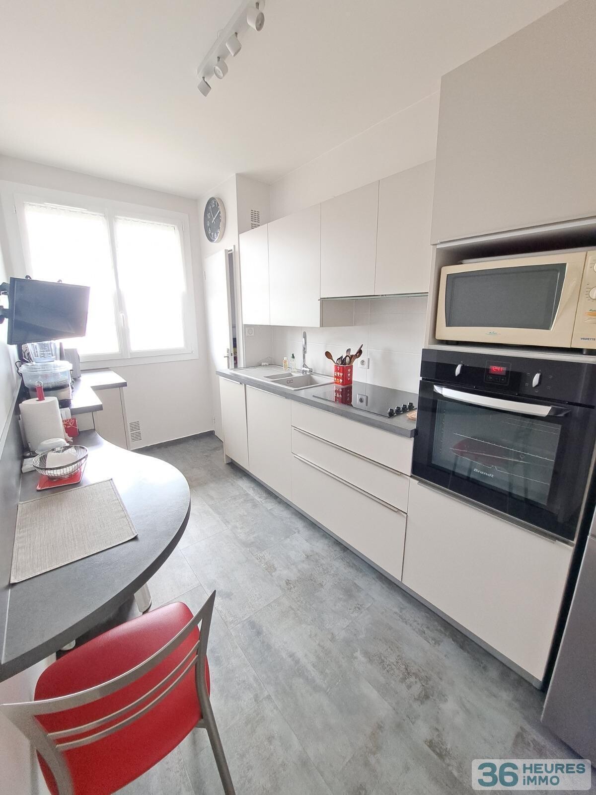 CHASSE ROYALE - T2 REFAIT A NEUF AVEC BALCON ET PARKING 