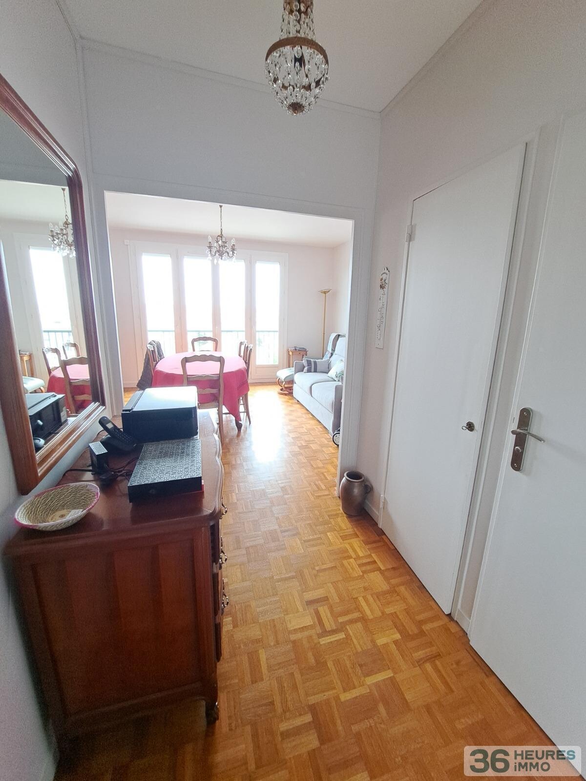 CHASSE ROYALE - T2 REFAIT A NEUF AVEC BALCON ET PARKING 