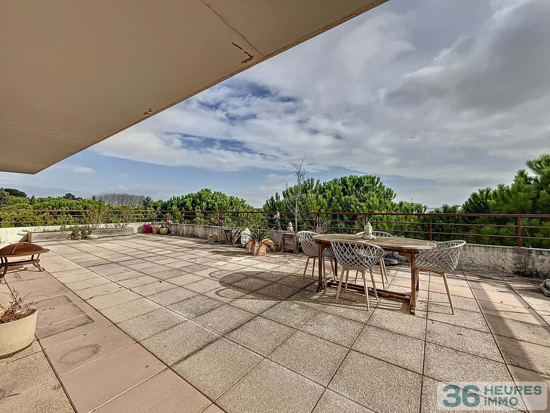 Dernier étage résidence 2002 F4 de 107 m² avec terrasse de 109 m², deux garage et parking