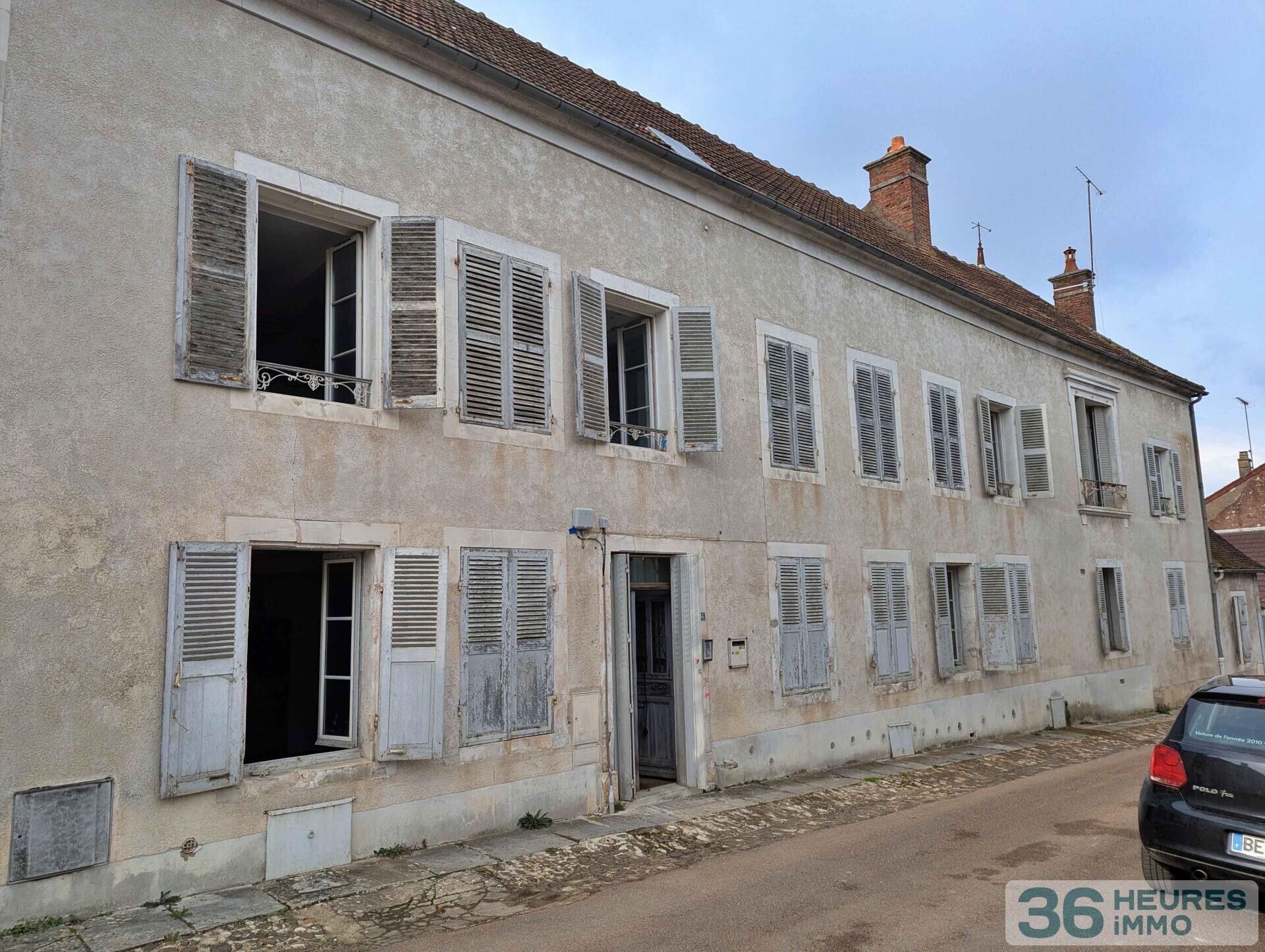 Immeuble en monopropriété comprenant 5 logements à rénover avec jardin à COULANGES LA VINEUSE