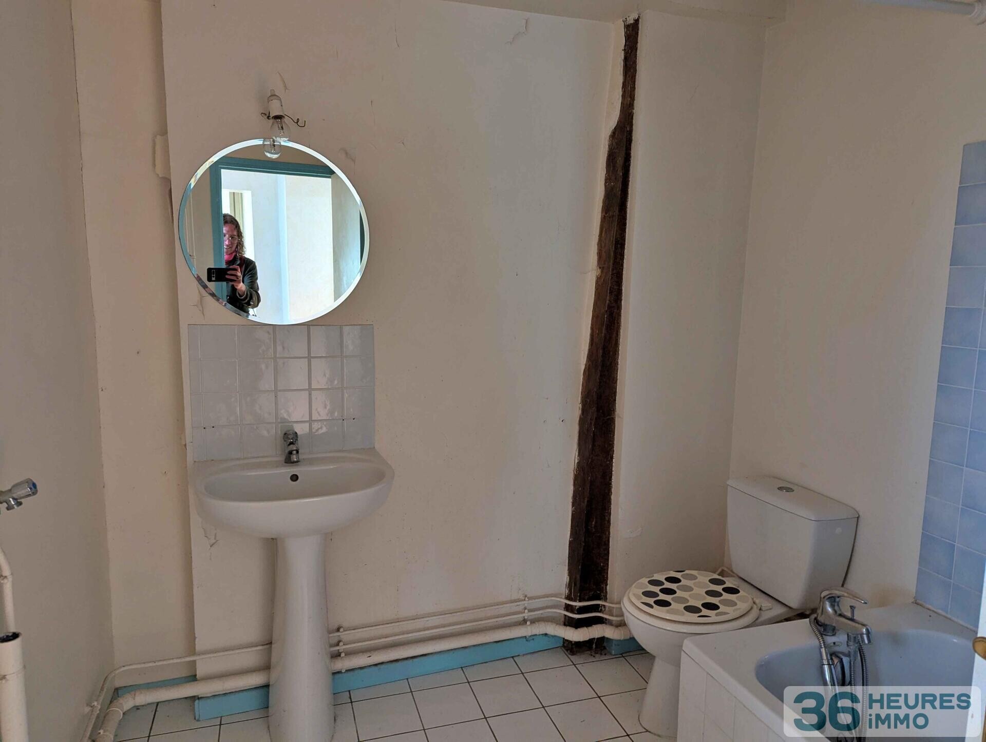 Immeuble en monopropriété comprenant 5 logements à rénover avec jardin à COULANGES LA VINEUSE