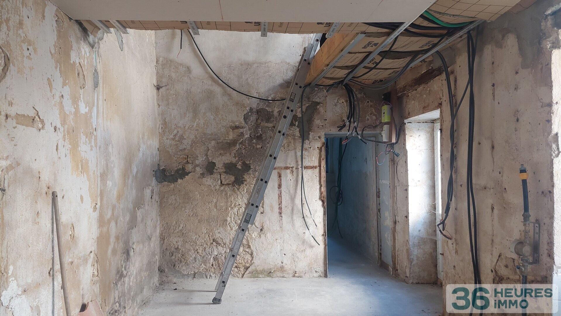 MAISON VILLAGEOISE A RESTAURER EN BORD DE CHARENTE