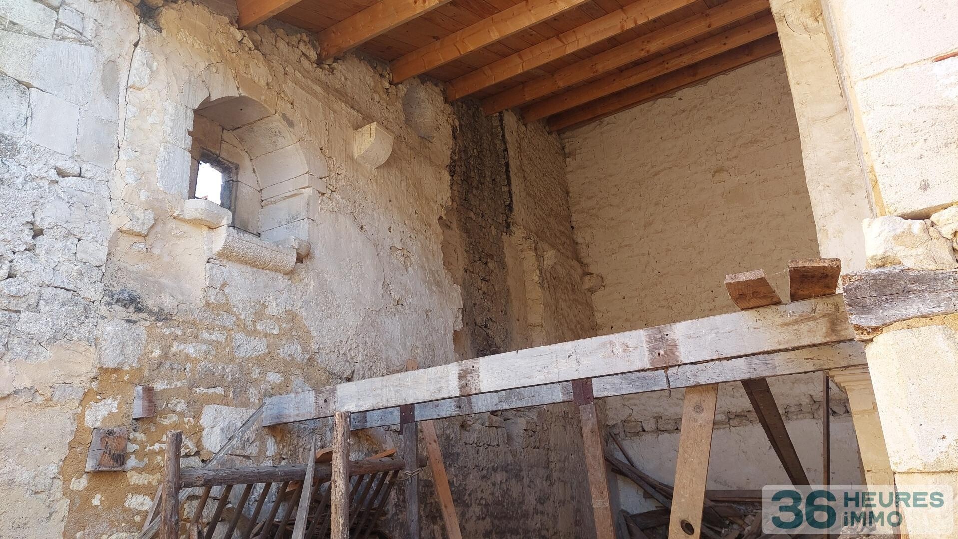 MAISON VILLAGEOISE A RESTAURER EN BORD DE CHARENTE