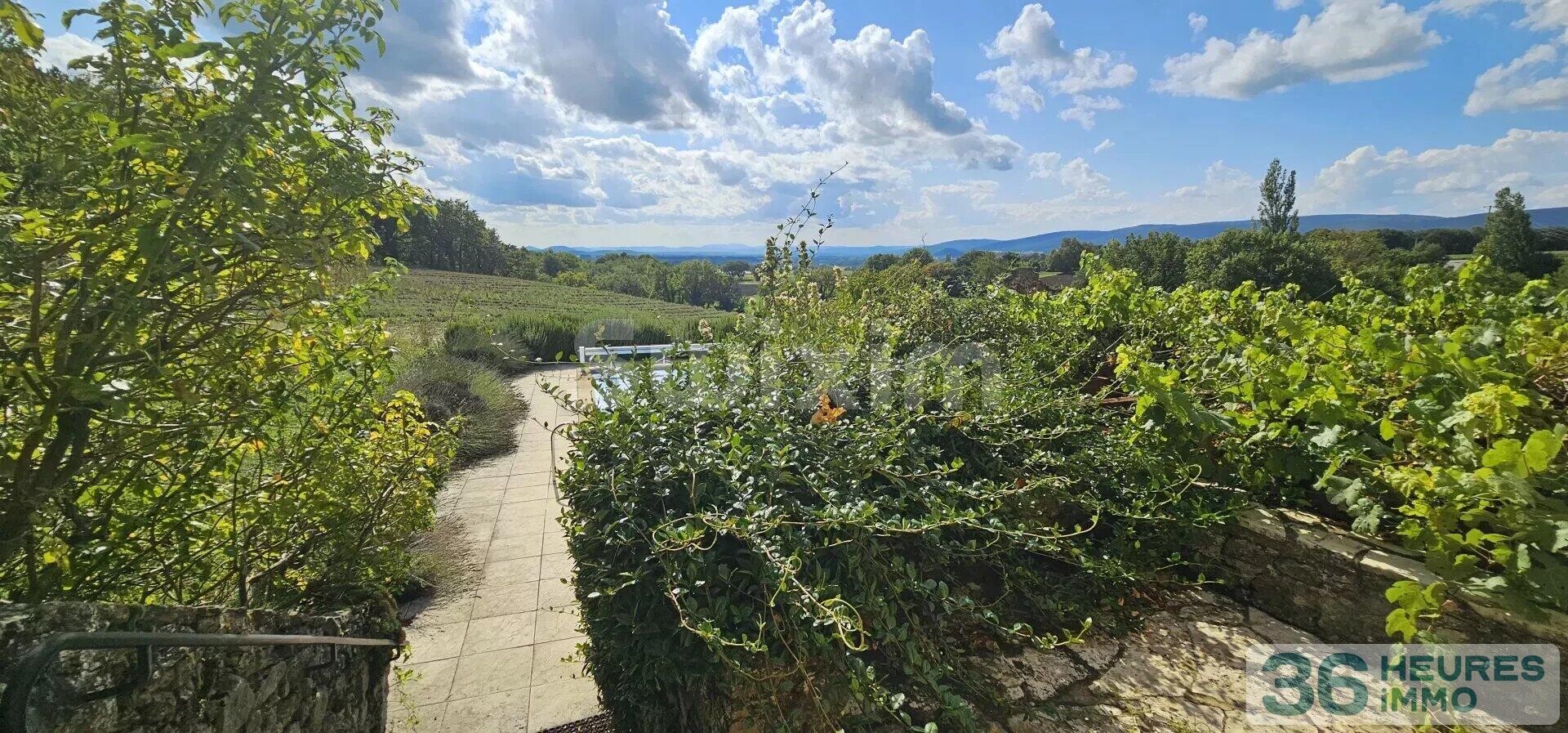 Joli mas en pierre avec une vue panoramique