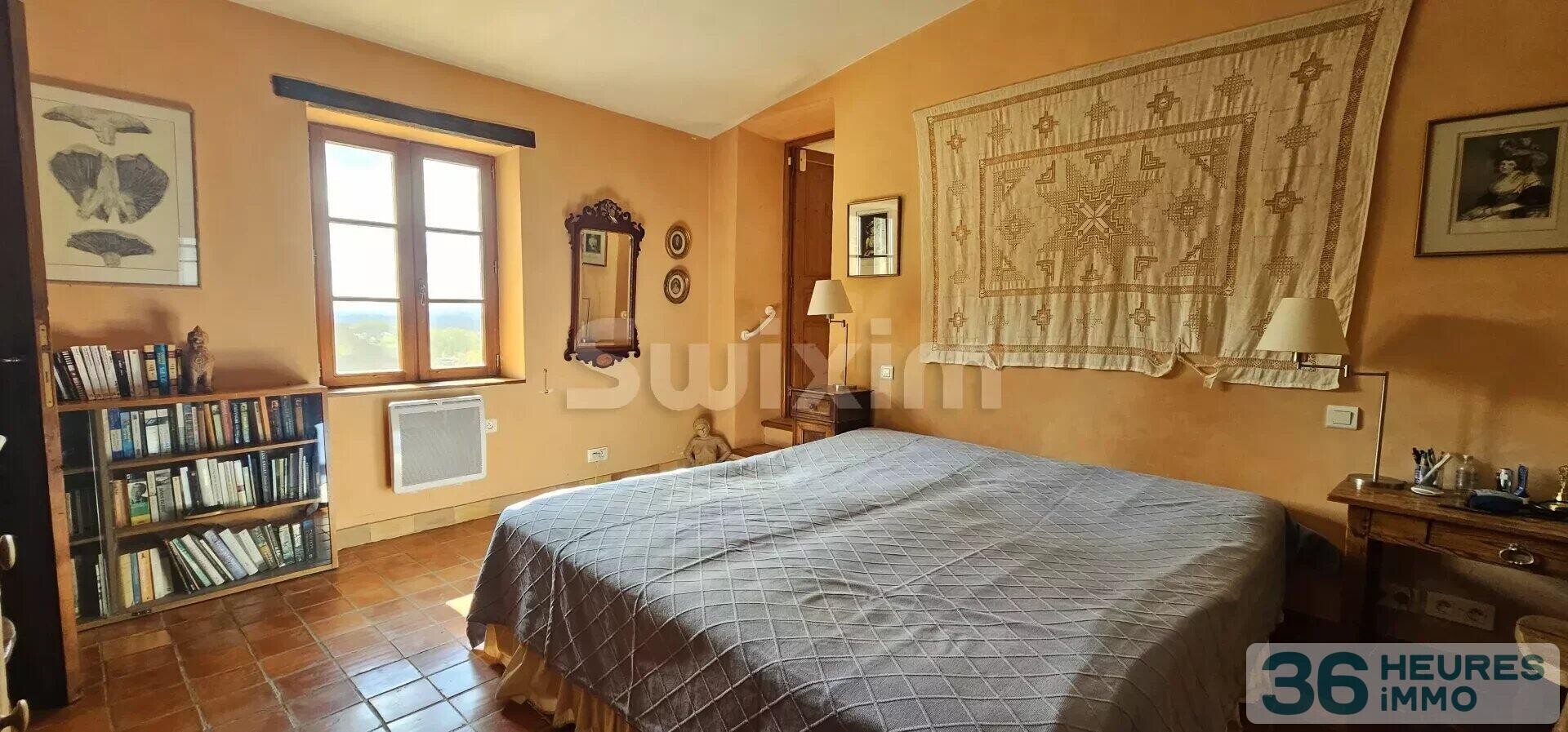 Joli mas en pierre avec une vue panoramique