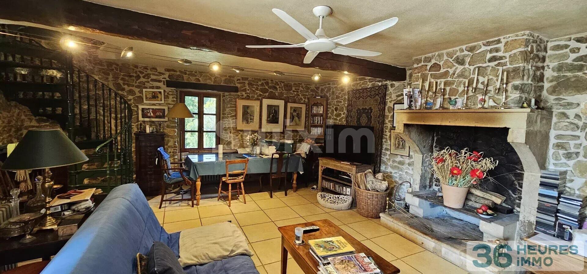 Joli mas en pierre avec une vue panoramique