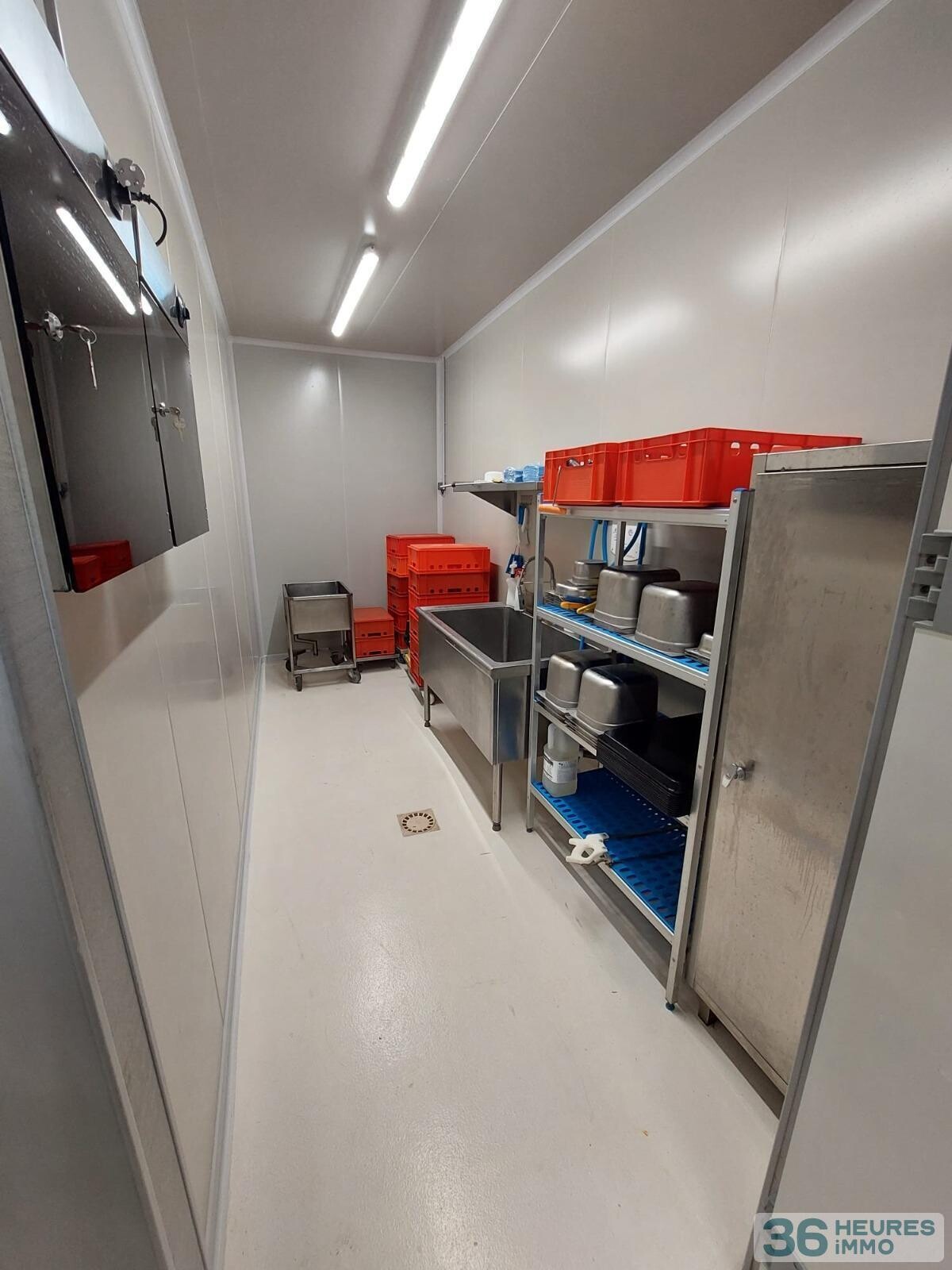 Local professionnel d'environ 410 m² (équipé en alimentaire-froid pour commerce de détail, produits spécialisés et service traiteur)