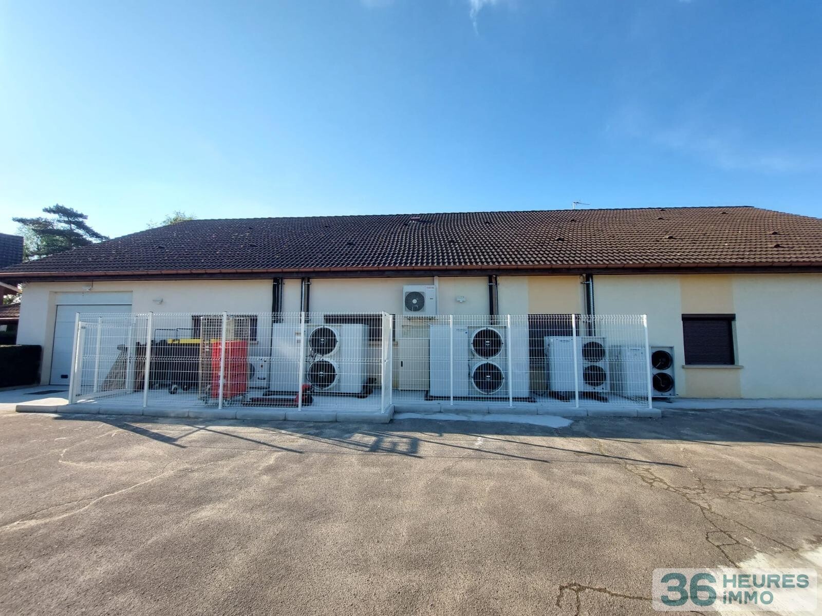 Local professionnel d'environ 410 m² (équipé en alimentaire-froid pour commerce de détail, produits spécialisés et service traiteur)