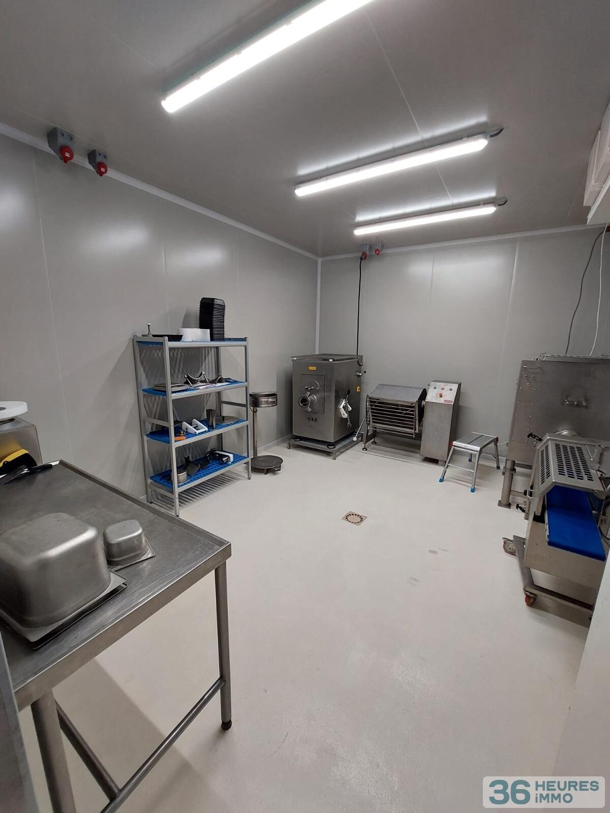 Local professionnel d'environ 410 m² (équipé en alimentaire-froid pour commerce de détail, produits spécialisés et service traiteur)