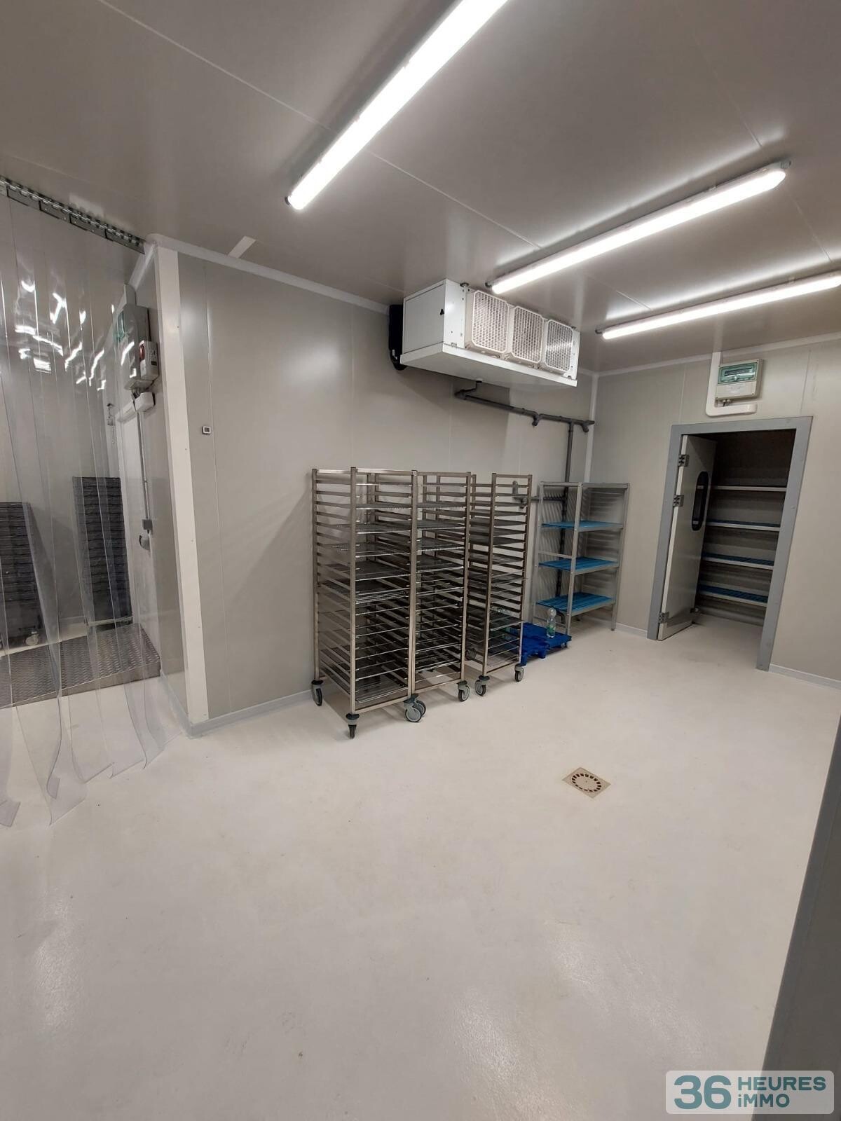 Local professionnel d'environ 410 m² (équipé en alimentaire-froid pour commerce de détail, produits spécialisés et service traiteur)