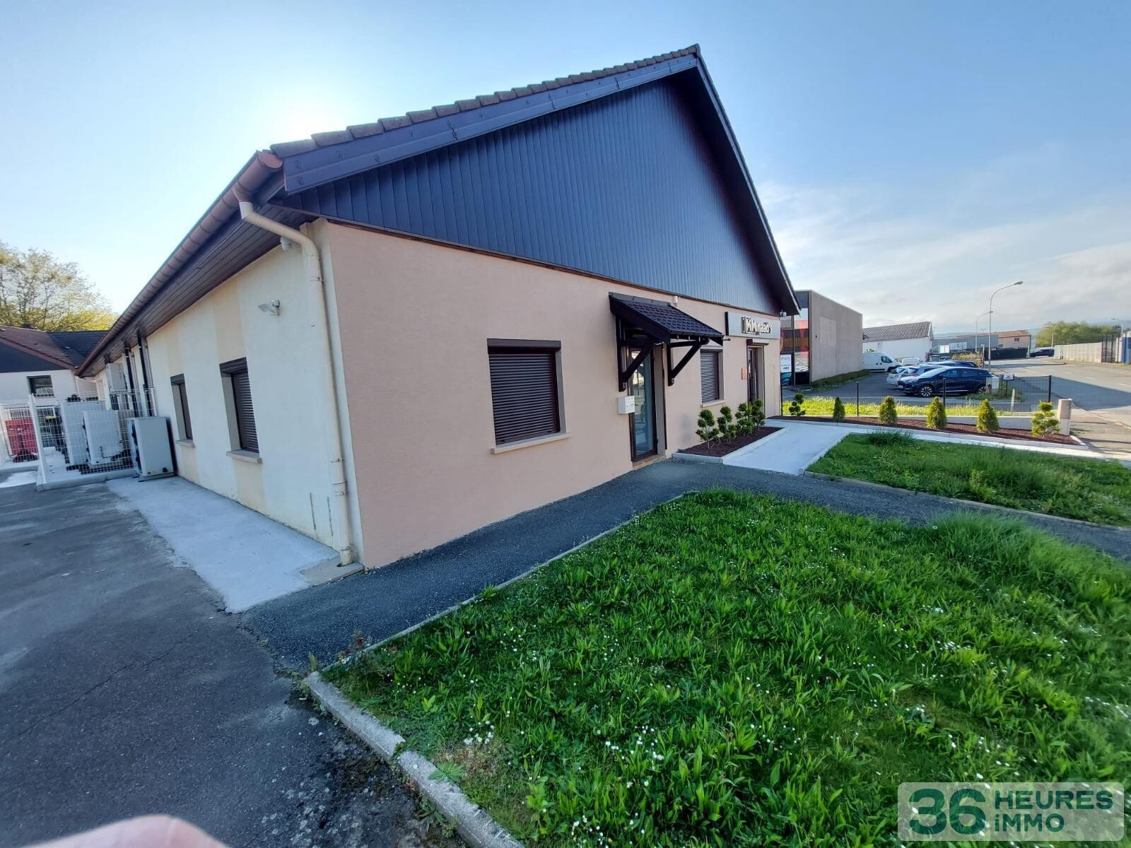 Local professionnel d'environ 410 m² (équipé en alimentaire-froid pour commerce de détail, produits spécialisés et service traiteur)