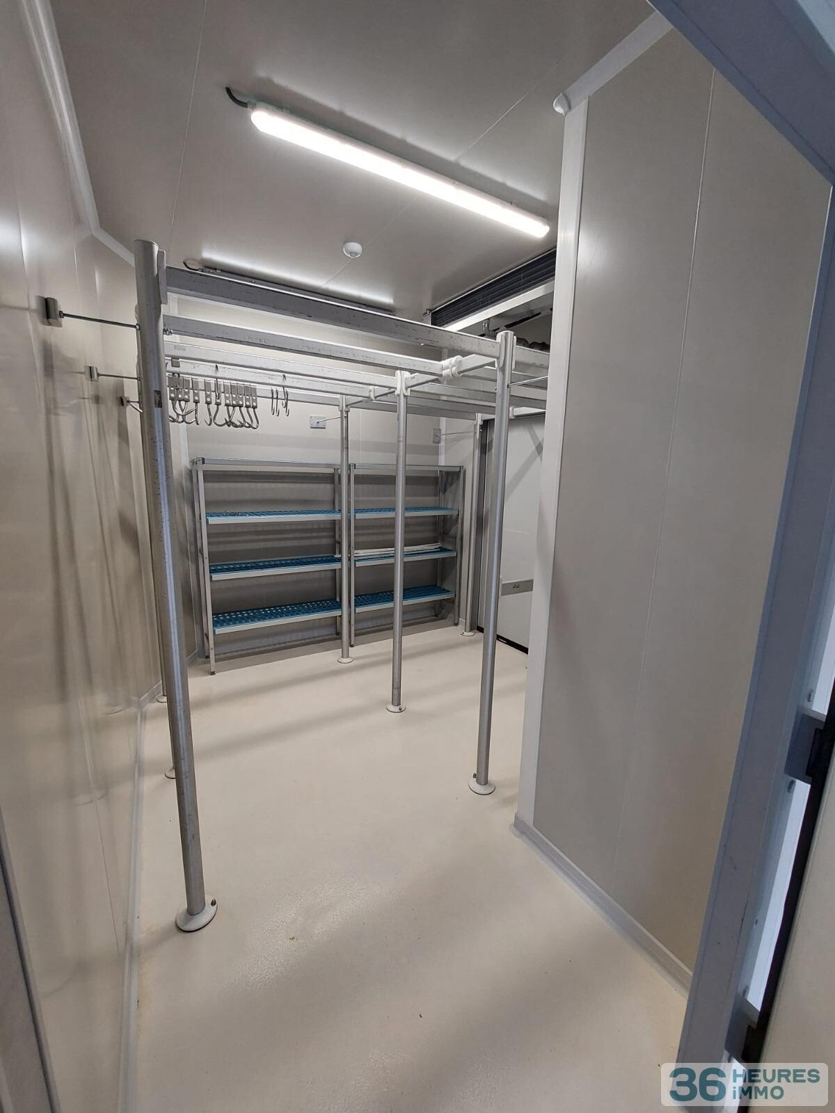 Local professionnel d'environ 410 m² (équipé en alimentaire-froid pour commerce de détail, produits spécialisés et service traiteur)