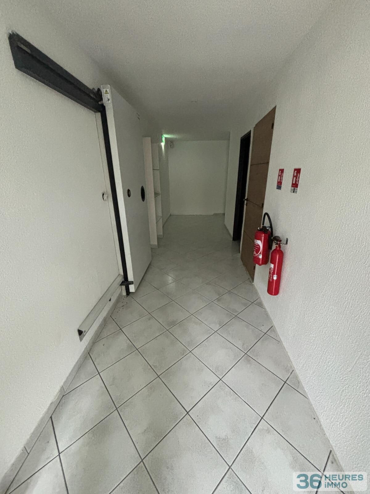 Local professionnel d'environ 410 m² (équipé en alimentaire-froid pour commerce de détail, produits spécialisés et service traiteur)