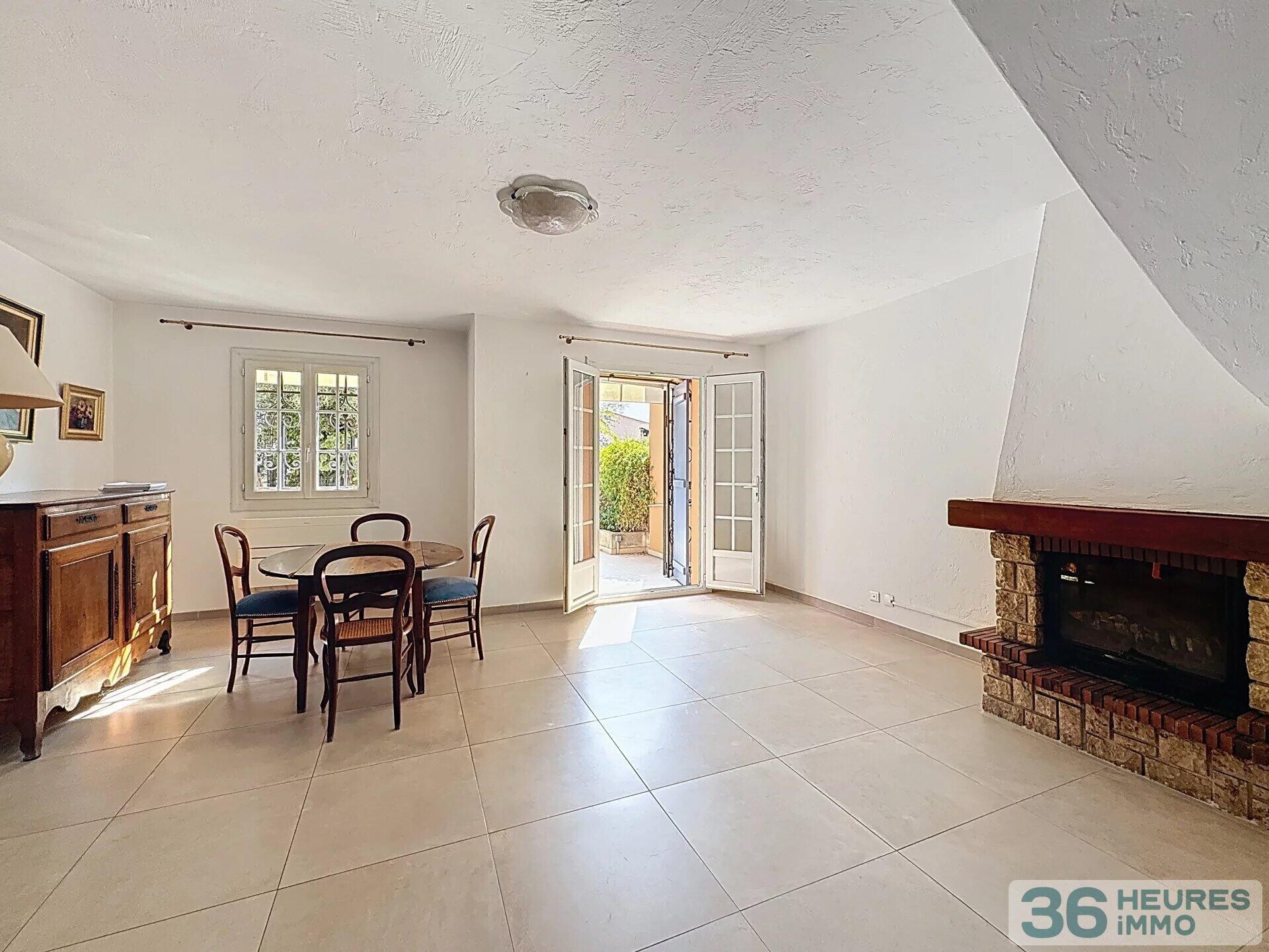 Mouans-Sartoux – Maison de ville F4 traversante avec cour de 44 m²