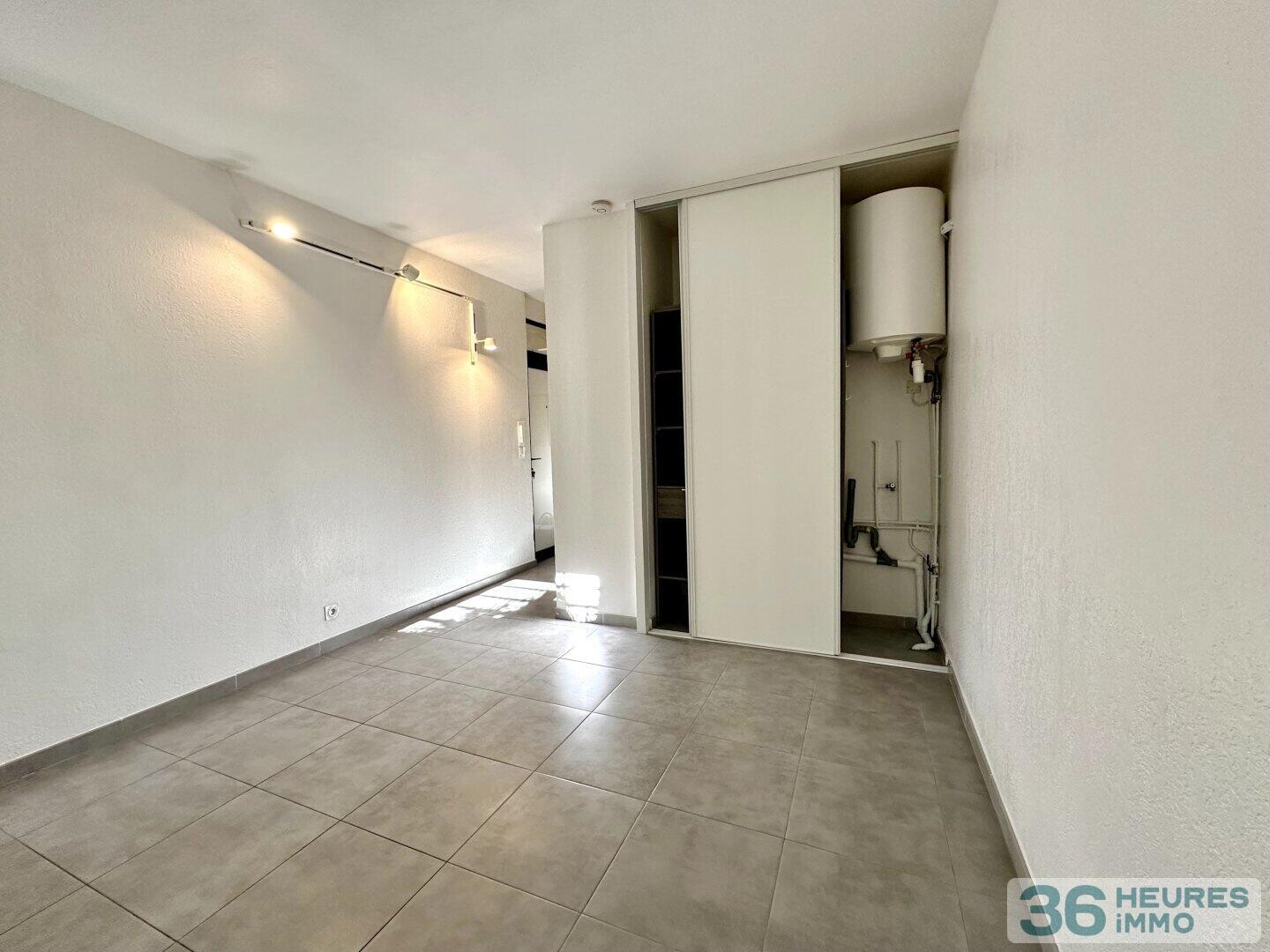 Studio rénové avec vue jardin dans résidence sécurisée