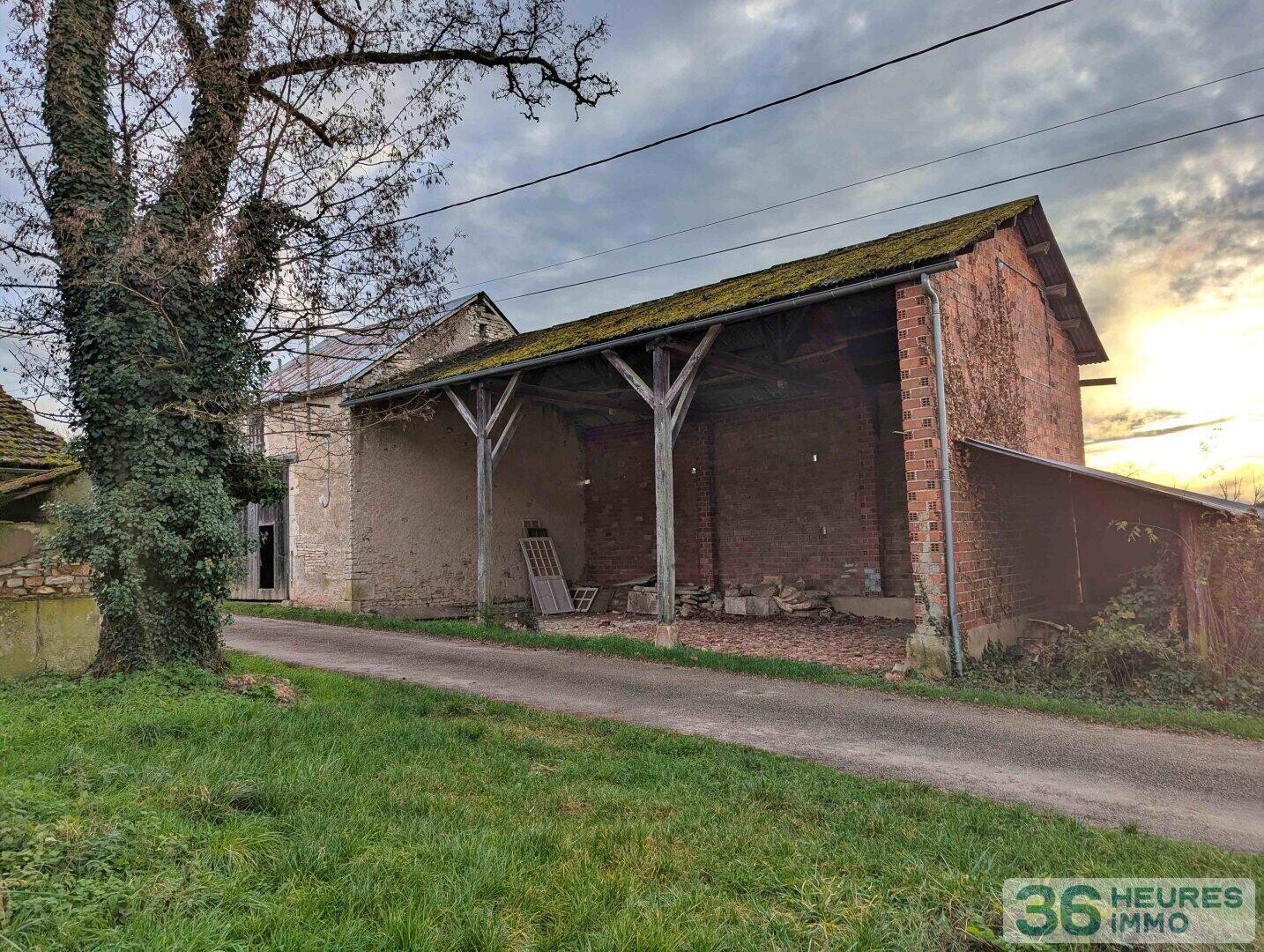 Ferme à réhabiliter de +250m² au sol avec dépendances et jardin à MAILLY LE CHATEAU