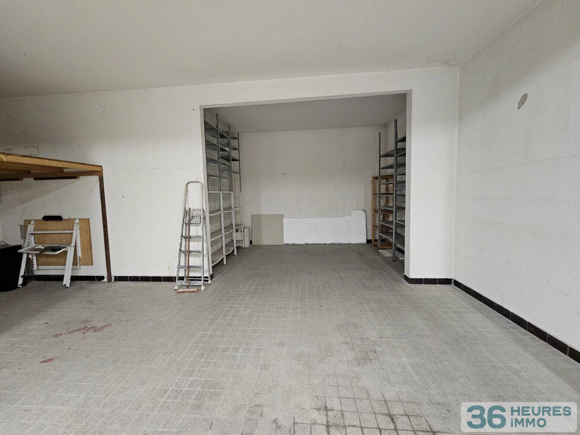 VALLAURIS LIMITE CANNES GRAND GARAGE FERMÉ 38 m²