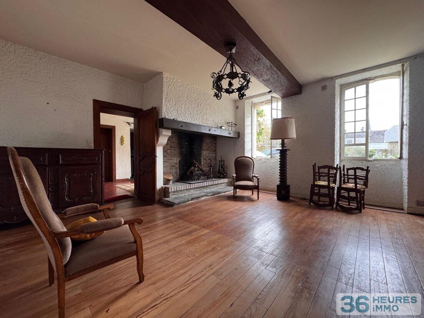 MAISON EN PIERRES E DEPENDANCES ANGAIS