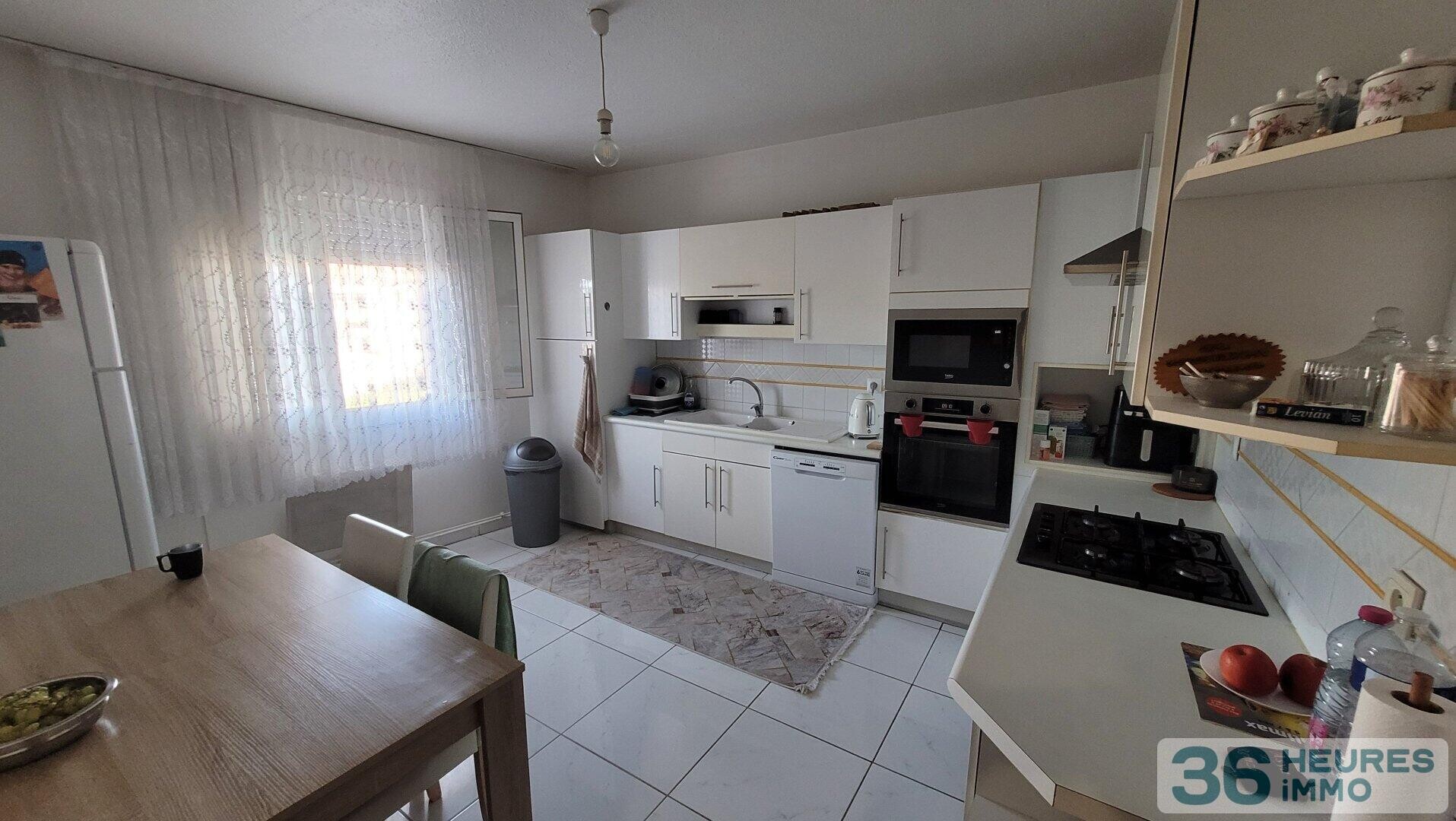 Grand appartement avec cour, parkings et garage