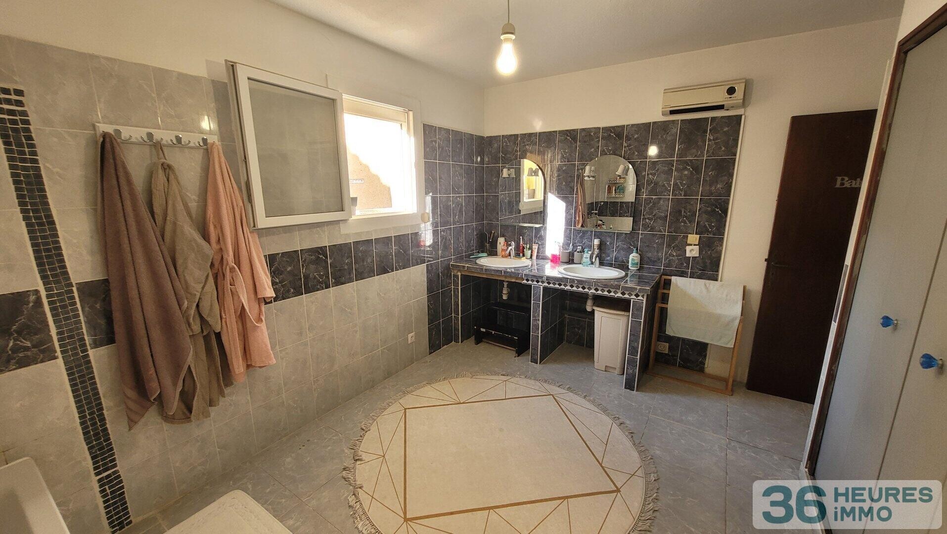 Grand appartement avec cour, parkings et garage