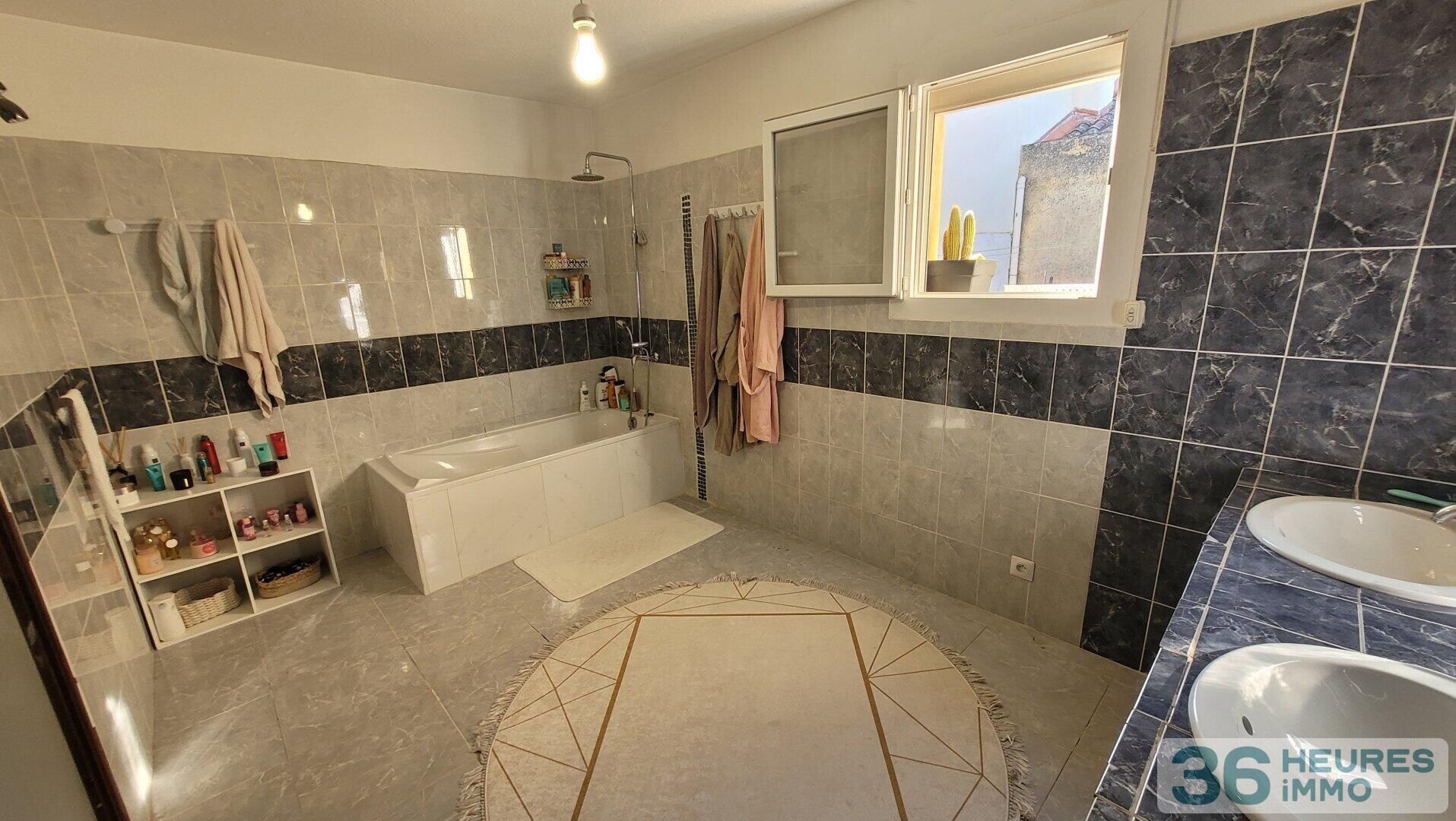 Grand appartement avec cour, parkings et garage