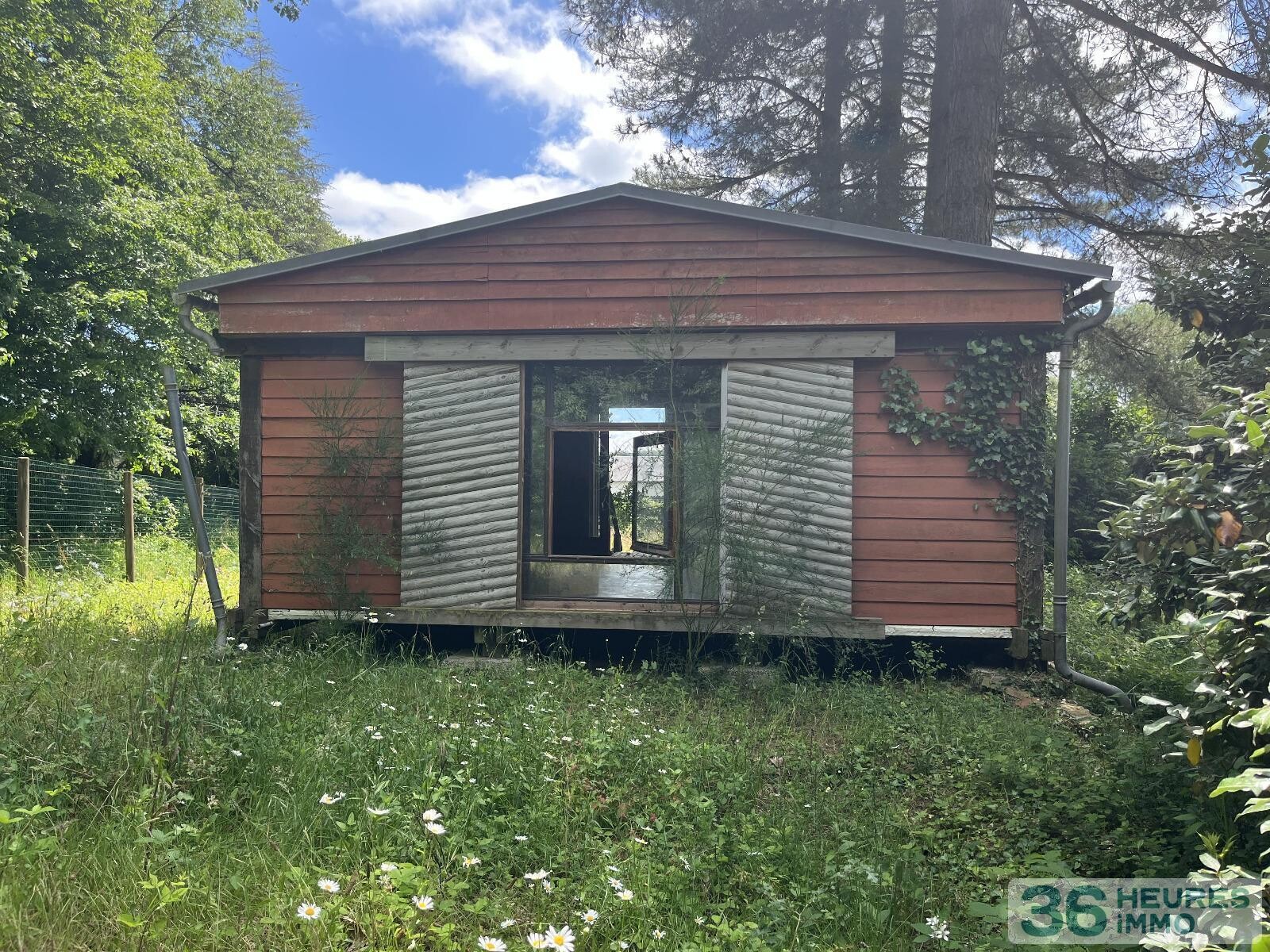 Terrain boisé de 1880m2 avec chalet en bois et ancien hangar ouvert