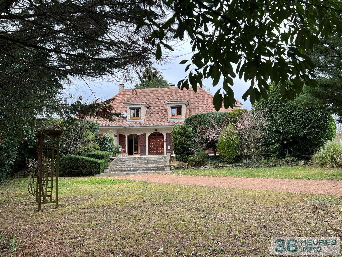 Maison traditionnelle familiale et lumineuse dans un écrin de verdure