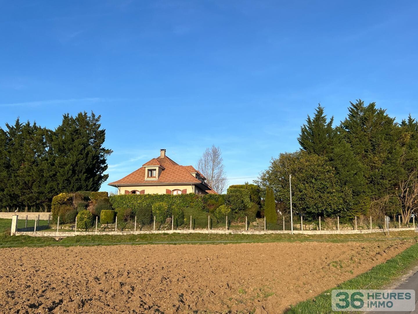 Maison traditionnelle familiale et lumineuse dans un écrin de verdure