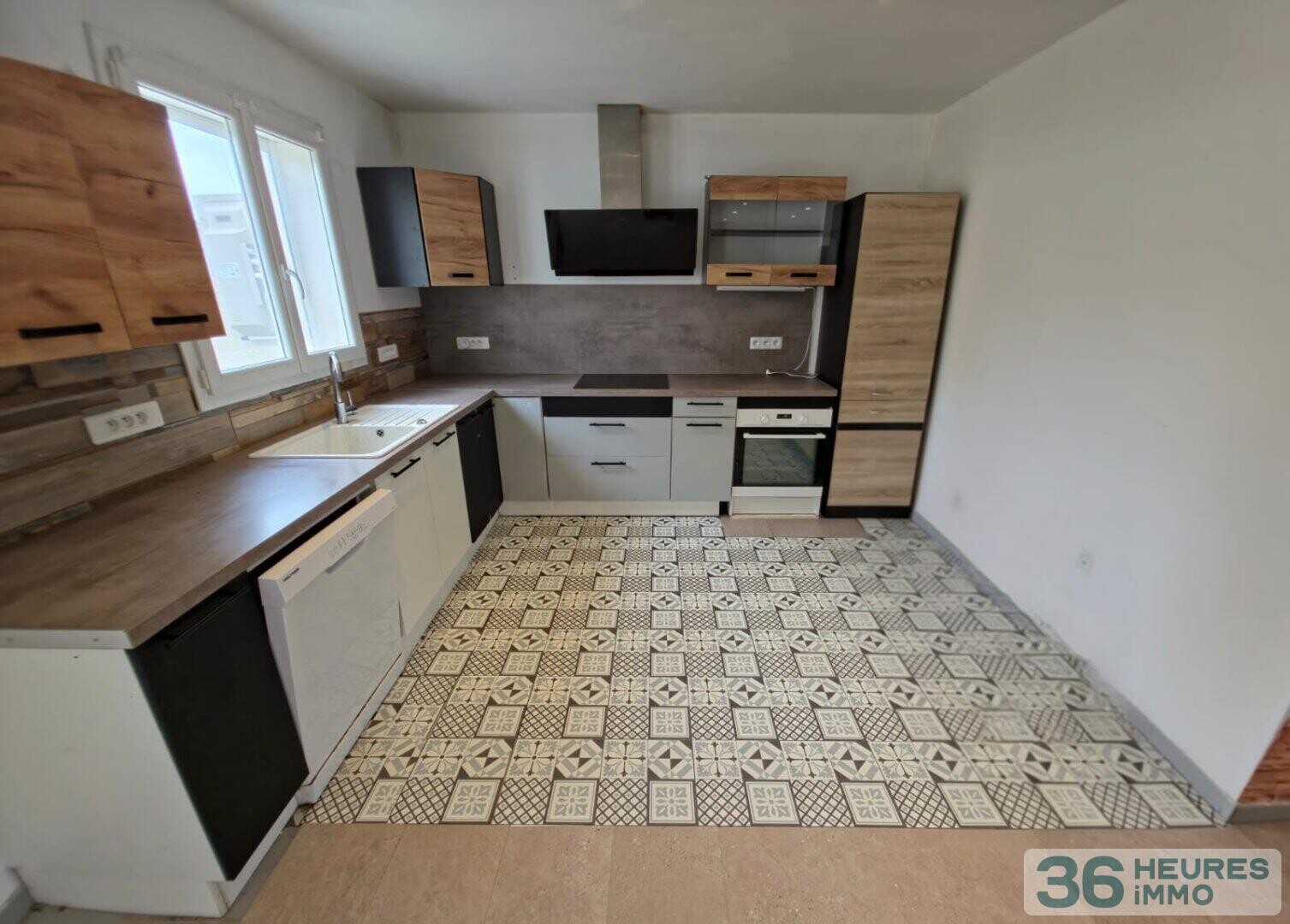 Villa usage d'habitation type T4 (3 chambres) avec garage et terrain attenant