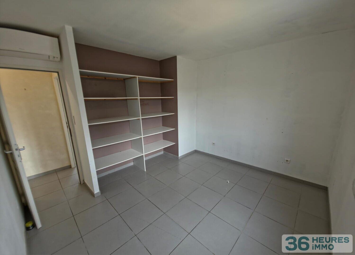 Villa usage d'habitation type T4 (3 chambres) avec garage et terrain attenant