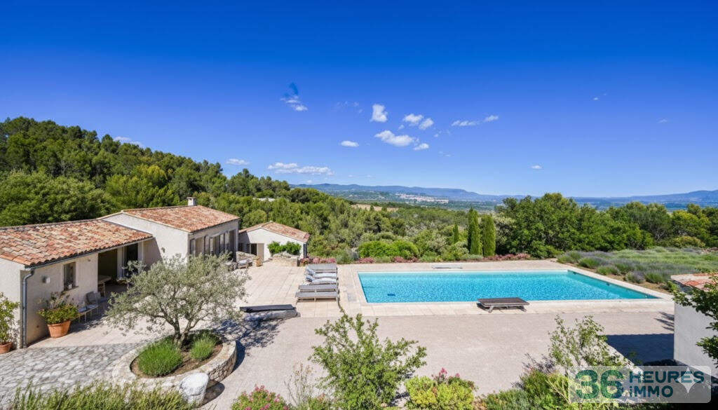 Propriété à Joucas avec vue panoramique et piscine