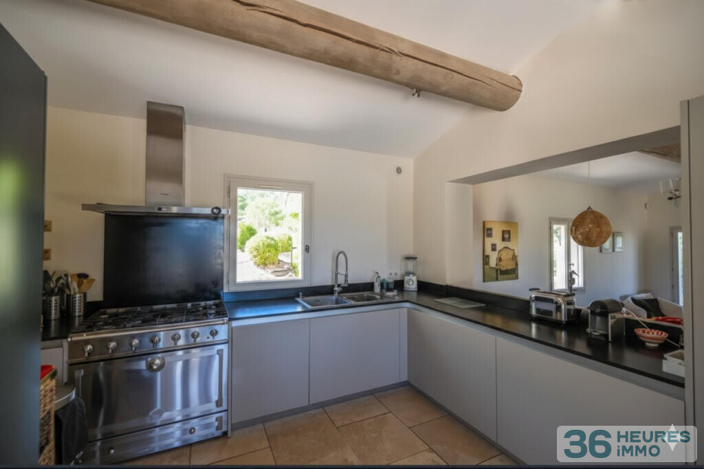 Propriété à Joucas avec vue panoramique et piscine