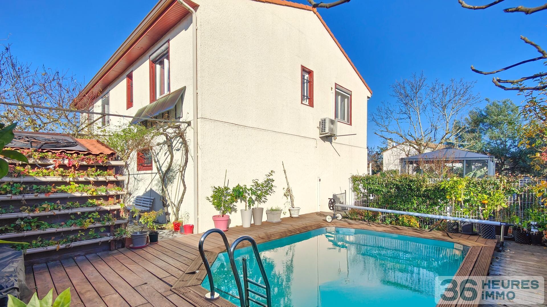 Maison avec terrasse, grand garage et piscine