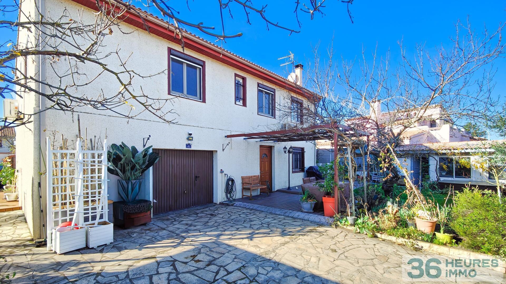 Maison avec terrasse, grand garage et piscine