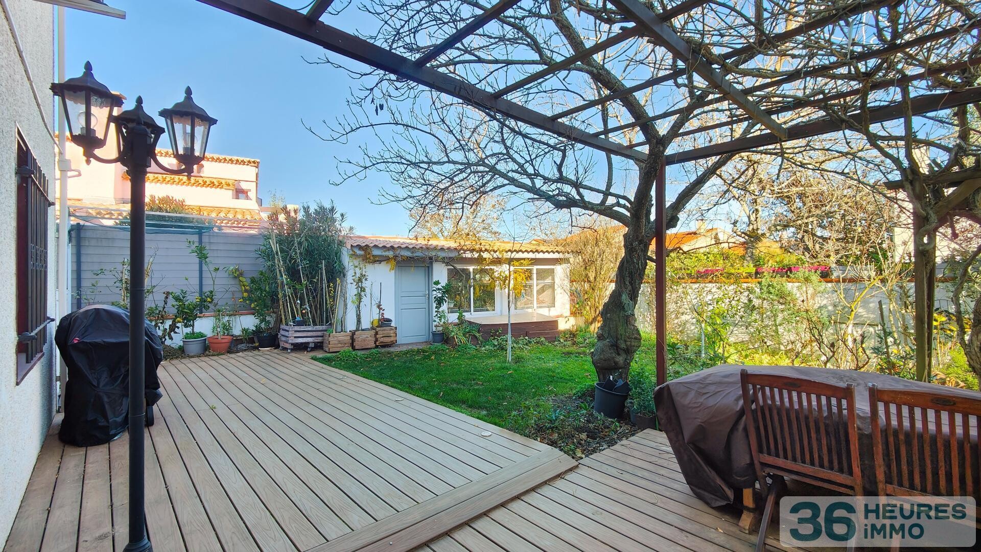 Maison avec terrasse, grand garage et piscine