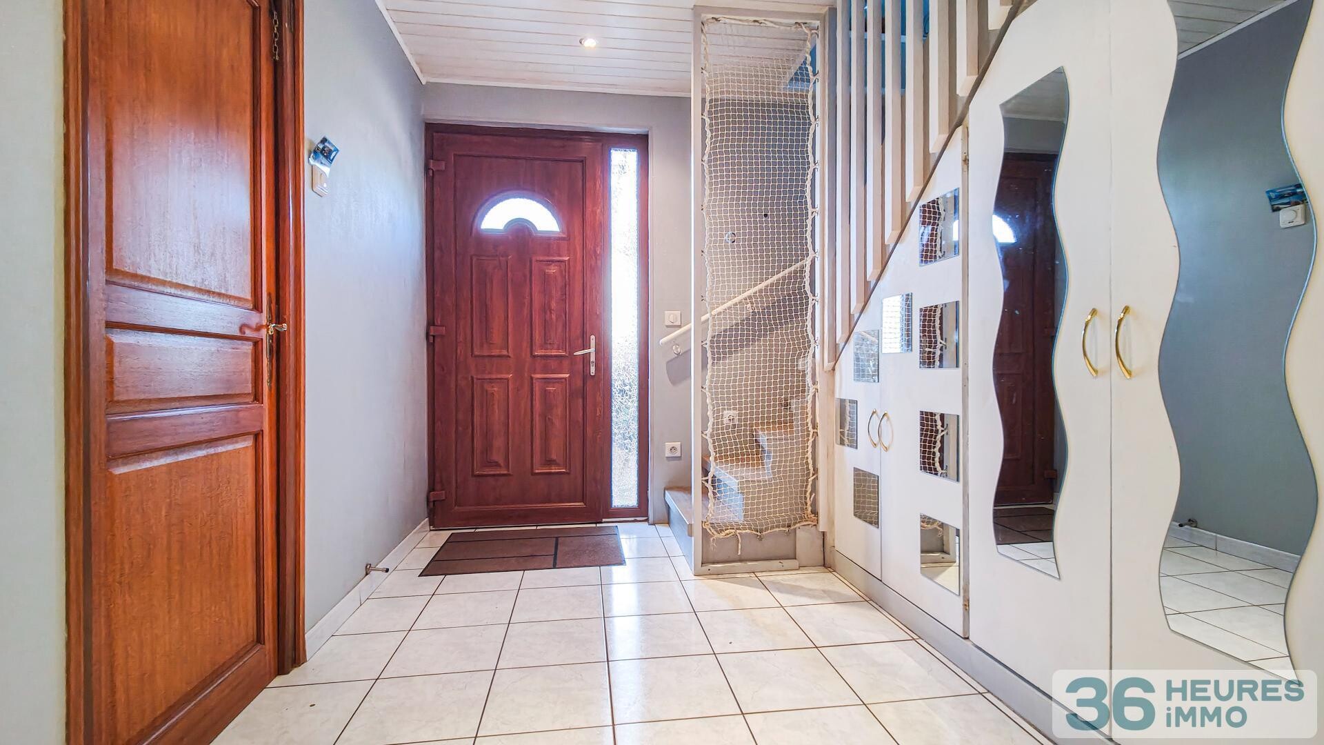 Maison avec terrasse, grand garage et piscine